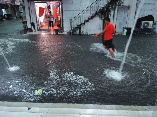 出行提示_暴雨天氣安全避險指南_強降雨出行安全措施