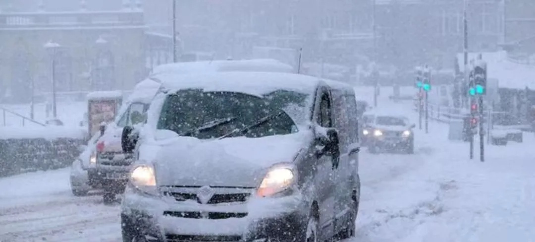 駕駛過程中控制車速保持車距使用燈光謹(jǐn)慎轉(zhuǎn)彎_出行提示_駕車出行清理車輛積雪檢查車燈剎車輪胎