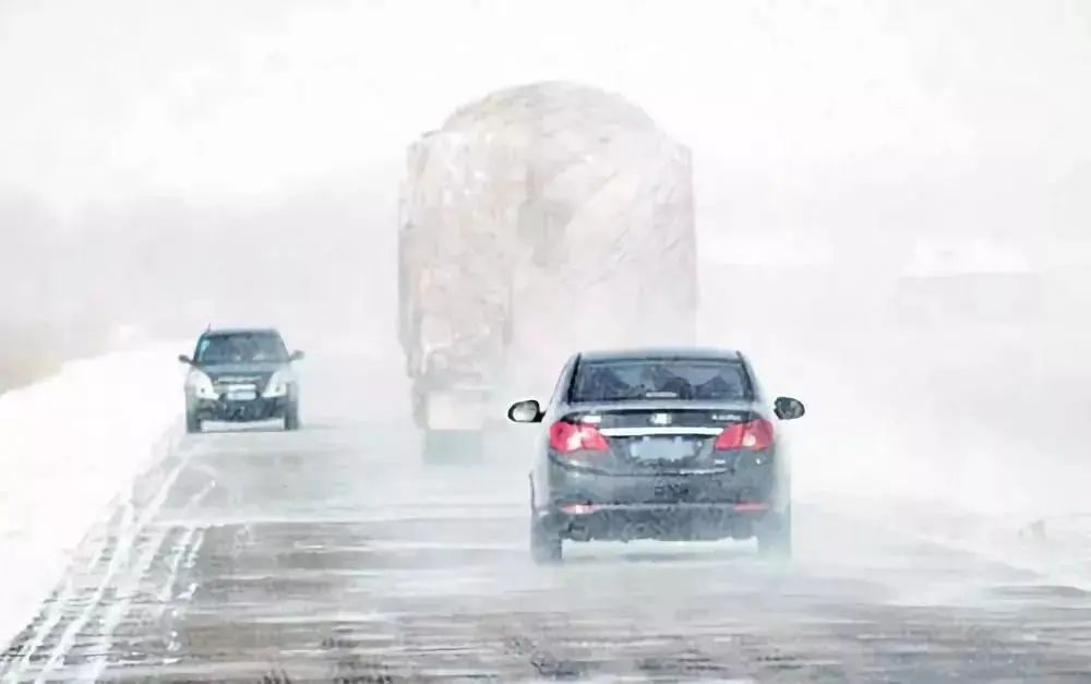 雪地行車安全技巧_降雪天氣開車注意事項(xiàng)_出行提示