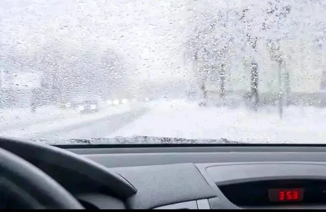 出行提示_駕車(chē)出行清理車(chē)輛積雪檢查車(chē)燈剎車(chē)輪胎_駕駛過(guò)程中控制車(chē)速保持車(chē)距使用燈光謹(jǐn)慎轉(zhuǎn)彎避免超車(chē)