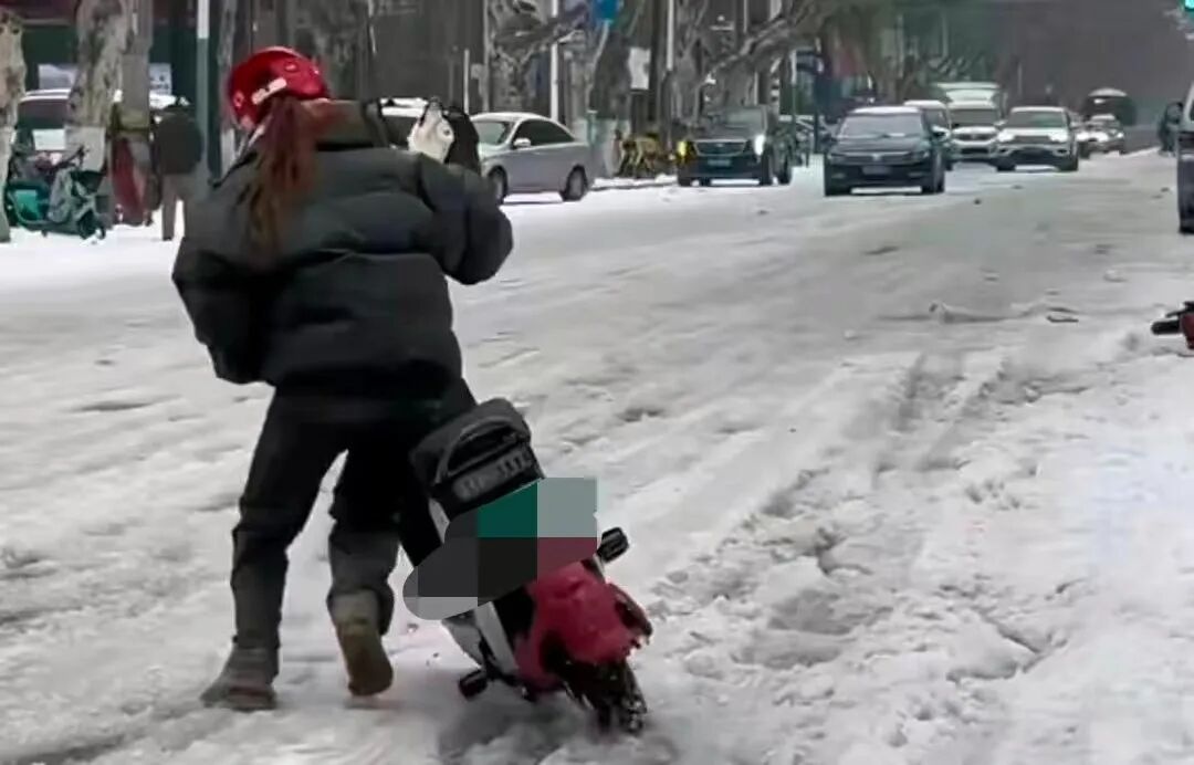 出行提示_駕駛過(guò)程中控制車(chē)速保持車(chē)距使用燈光謹(jǐn)慎轉(zhuǎn)彎避免超車(chē)_駕車(chē)出行清理車(chē)輛積雪檢查車(chē)燈剎車(chē)輪胎