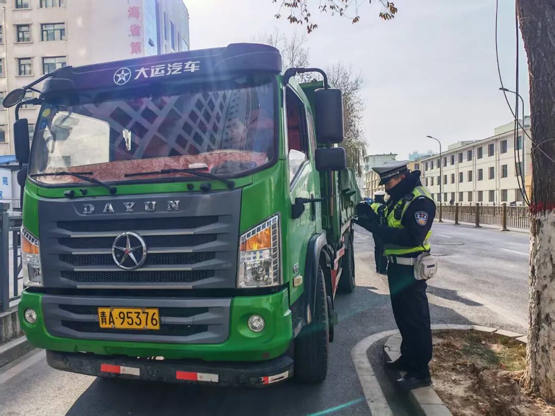 西寧市公安局交通管理局 禁限行車(chē)輛整治行動(dòng) 西寧交管 高壓態(tài)勢(shì)_限行