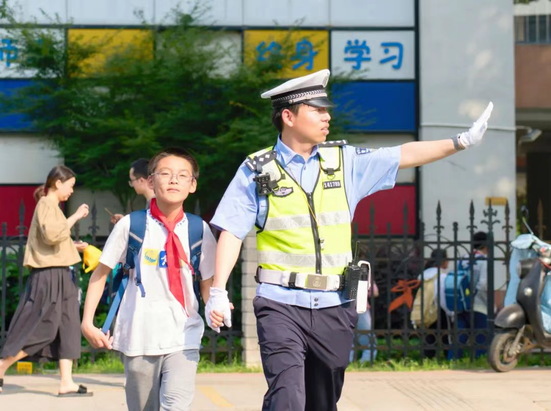 步行騎行乘車(chē)安全指南_開(kāi)學(xué)季交通安全提示_出行提示